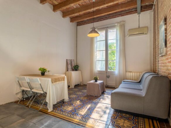 Encanto arquitectónico y luz natural en el corazón del Eixample.