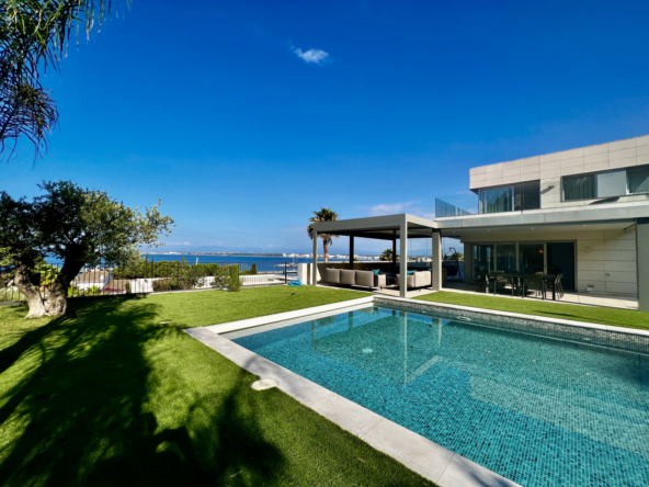 Villa de Lujo con Vistas Espectaculares al Puerto de Roses | Remax Brava