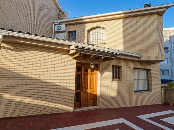 Blanes  Los Pavos: casa acogedora con jardín y garaje con acceso directo