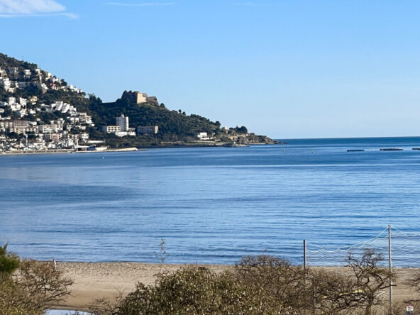 Apartamento en primera línea de playa, preciosas vistas al mar, con piscina y parking privado