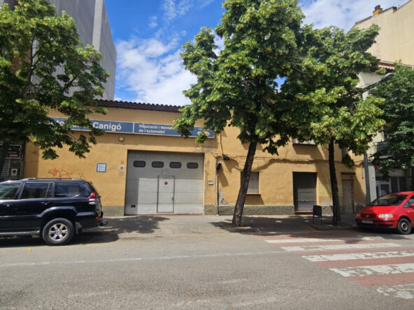 Casa con dos viviendas y taller mecánico en Salt, Girona