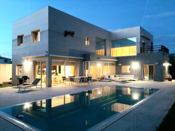 Villa de lujo contemporánea en Empuriabrava con piscina privada, 5 suites, piscina y garage  Costa Brava