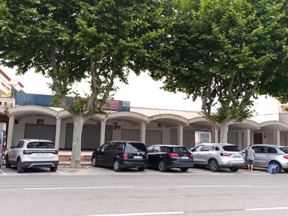 Gran local comercial en Empuriabrava,  con derecho a vuelo y anteproyecto de construcción de apartamentos.