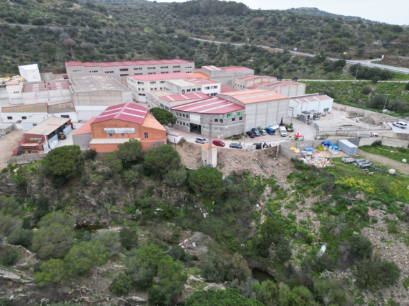 Nave industrial apta para pupilaje de barcos, o cualquier otro negocio en Cadaqués, Costa Brava.
