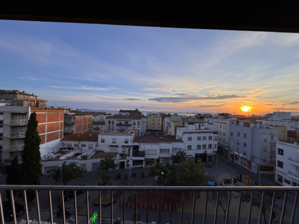 Apartamento con vistas a solo 200 metros de la playa, en el centro de Roses.