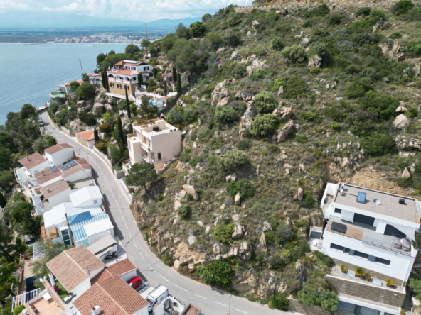 Terreno de 660m2 con vistas a la bahía de Roses