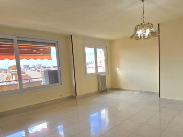 Piso alto con terraza y gran potencial en Emili Grahit