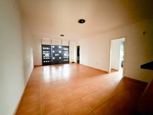 Piso con gran salón y terraza un enorme potencial a un paso del mar