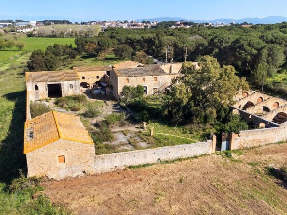 MASIA CON ENCANTO A REHABILITAR EN BELLCAIRE DE EMPORDÀ, CERCA DE L'ESCALA