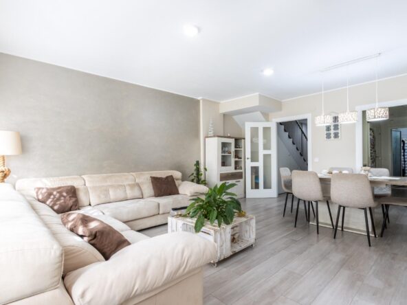 Dúplex reformado de 140 m² útiles con 4 habitaciones en Eixample – Finca joven con zona comunitaria