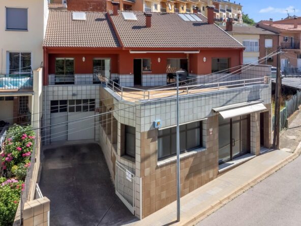 Casa negocio con tienda, taller y garaje para furgonetas