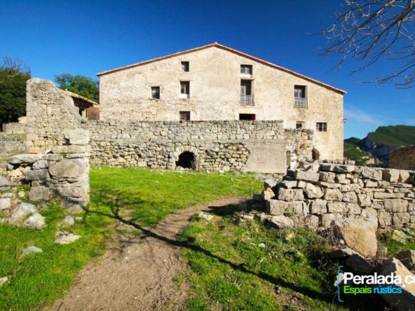 Imponente y robusta Masía más anexo, pajar, corrales y otras edificaciones en la Alta Garrotxa