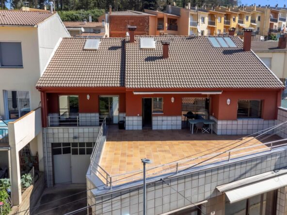 Casa negocio con tienda, taller y garaje para furgonetas