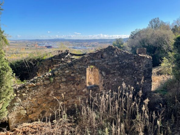 Masía en ruinas con anteproyecto realizado