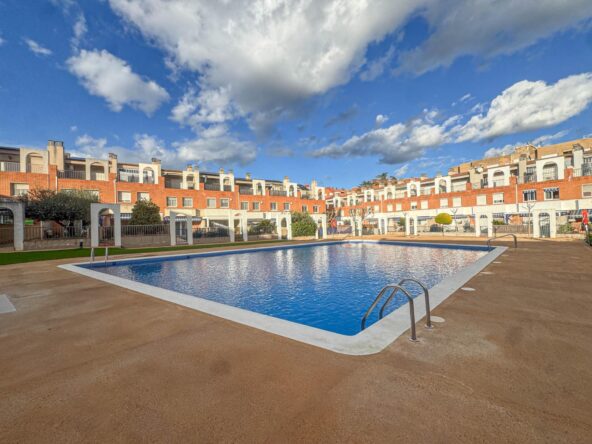 Donde interior y exterior se unen. Espacio, luz y calma en Martorell.