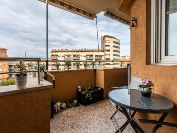 Piso reformado con balcón, parking y trastero en el Eixample de Sabadell