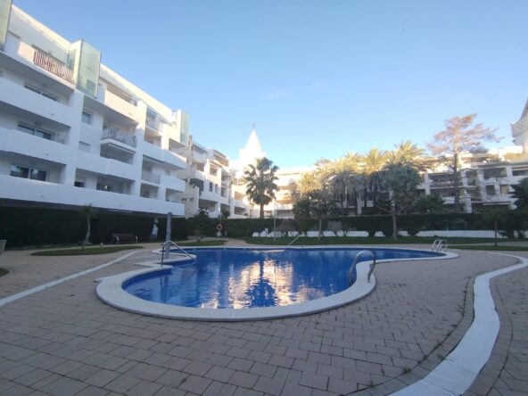 Bonito y moderno apartamento con jardín privado y piscina comunitaria en Roses