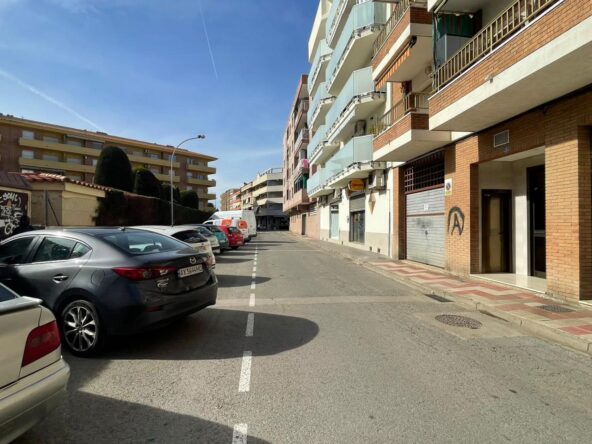 LOCAL COMERCIAL EN BLANES  CONVERTIBLE EN PISO + PK