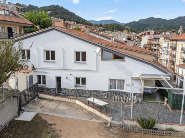 Casa apareada con patio, garaje y parcela colindante