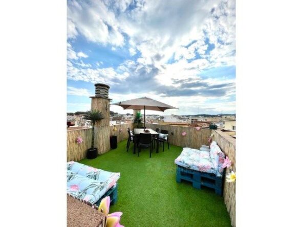 Casa en  centro de Lloret de Mar con 3 apartamentos y local planta baja