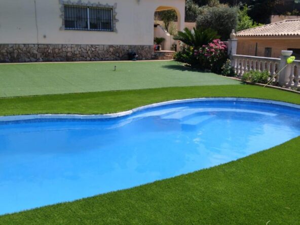 Encantadora Casa con Piscina Privada en Lloret Residencial . Dispone de 4 Habitaciones .