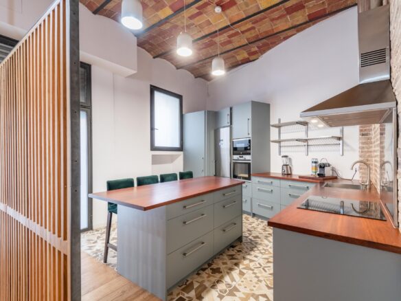 BARCELONA ÚNICA! Loft Industrial a planta baixa amb llicència. Sostre de Volta Catalana i maó vist que enamoren