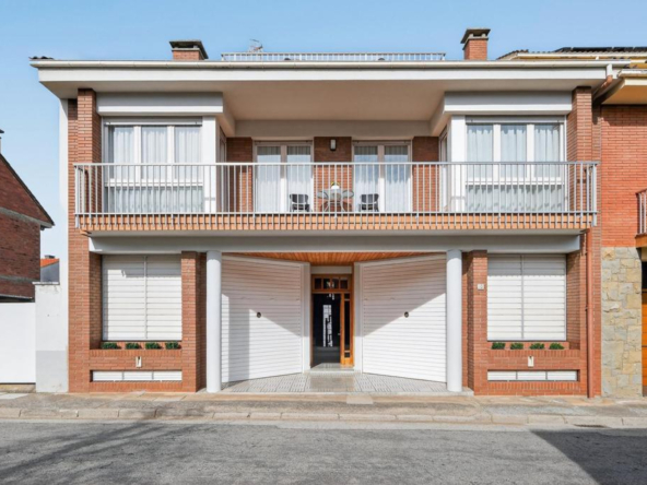 Casa familiar en Olot con garaje/taller, terraza y 4 habitaciones.