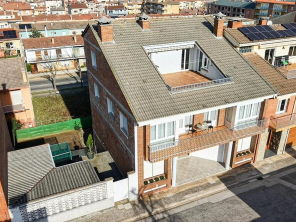 Casa adosada en Olot con gran garaje de 134 m²