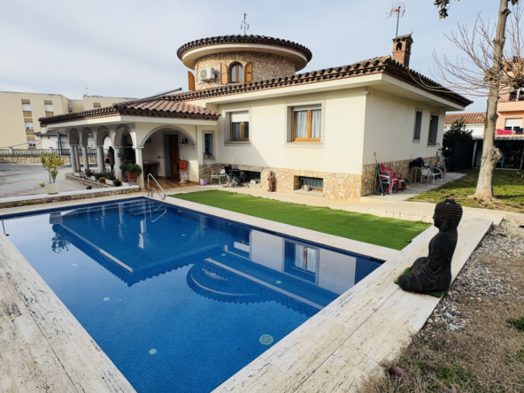 Exclusiva Casa Independiente con Piscina en Montilivi  Girona