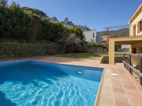 Casa de 5 habitaciones con piscina, jardín y licencia turística