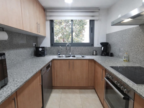 Dúplex invertido esquinero con mucha luz natural, vistas a la piscina y con dos plazas de aparcamiento