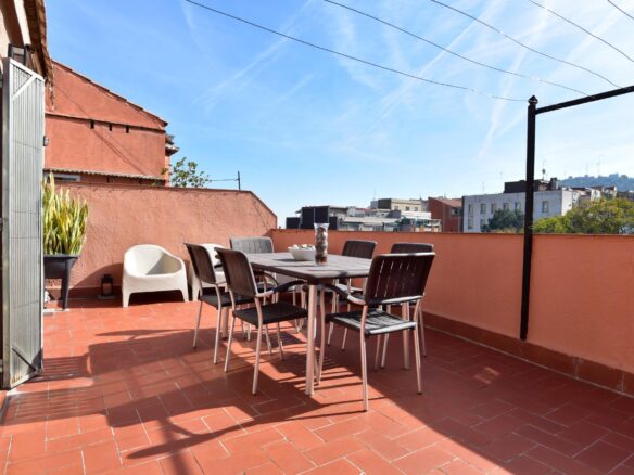 ¡Ático con vistas panorámicas y terraza a nivel en Horta-Guinardó!
