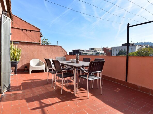 ¡Ático con vistas panorámicas y terraza a nivel en Horta-Guinardó!