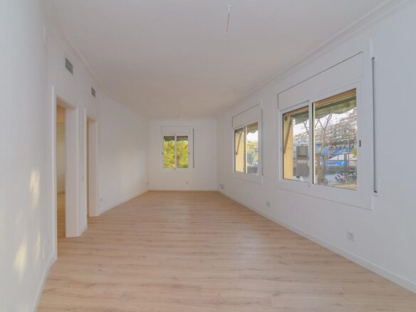 Amplio y luminoso en Baix Guinardó – 3 hab, 2 baños, finca esquinera con ascensor