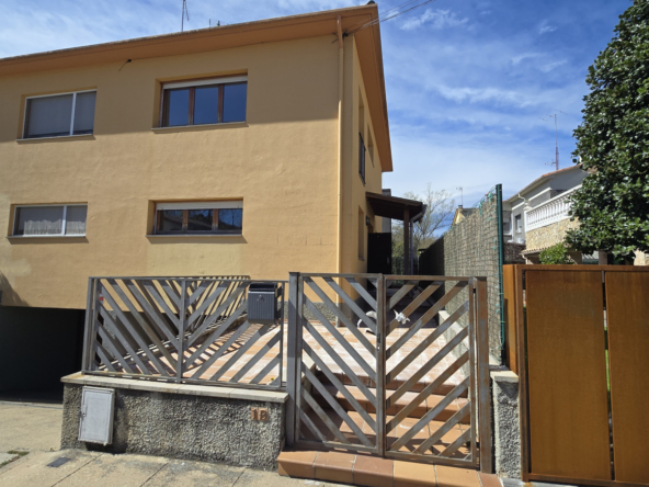 Casa pareada con gran garaje, jardín y terrazas en zona tranquila de Olot