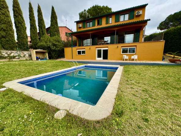 Elegante villa con jardín, piscina y vistas al campo de golf en Golf Girona