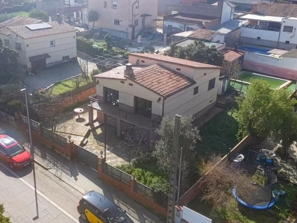 Casa con piscina en Urb. La Miranda (Lliçà de Vall) UBICACIÓN INMEJORABLE parcela de 527m² y gran potencial