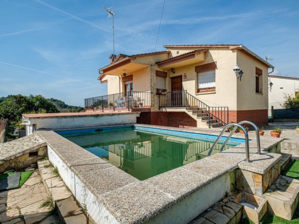 AMPLIA Y LUMINOSA CASA EN UNA SOLA PLANTA, CON PISCINA, GARAJE Y CONSTRUCCIÓN ANEXA EN PIERA