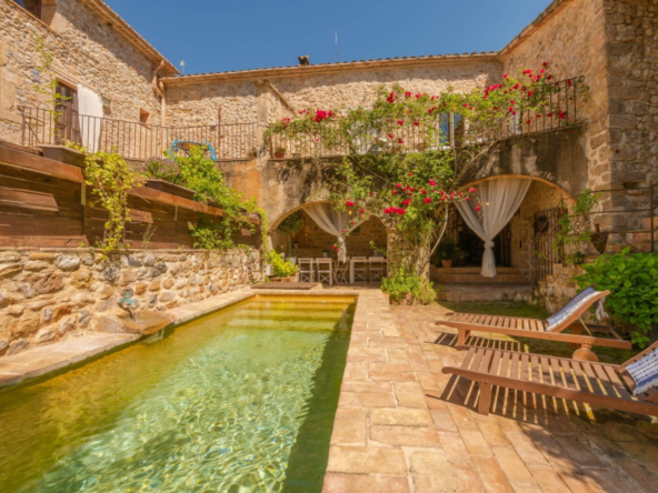 Casa de pueblo singular con licencia turística, jardín, piscina y 9 habitaciones