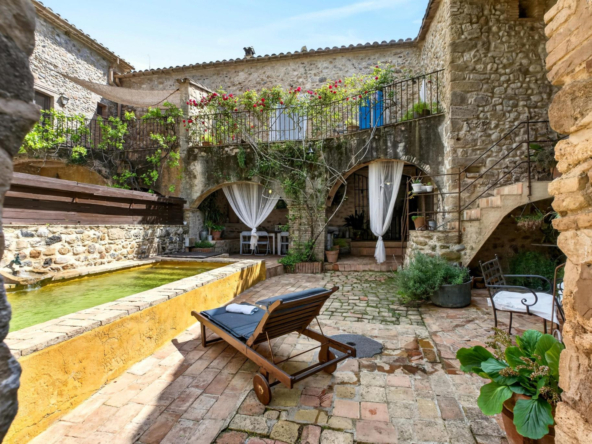 Casa de pueblo singular con licencia turística, jardín, piscina y 9 habitaciones