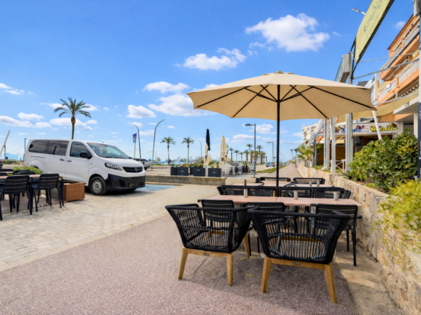 Restaurante Bar en venta en Empuriabrava en primera línea de mar con terraza