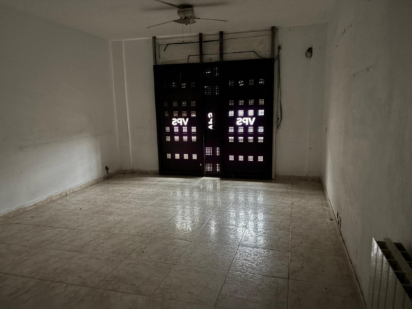 Piso a reformar en Sant Narcis, con todos los servicios a tu alcance.