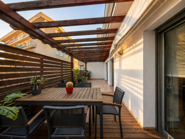 Edificio en venta en Roses centro con garaje, local y alto potencial de rentabilidad en Costa Brava