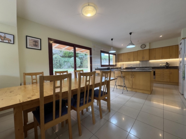 Casa de 5 habitaciones con piscina, jardín y licencia turística