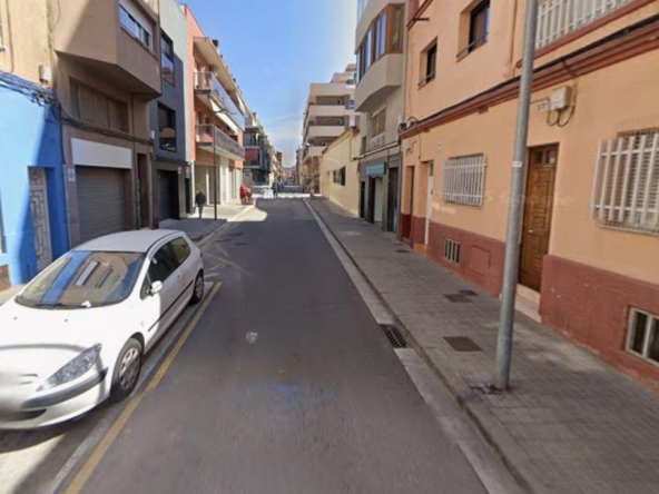 OPORTUNIDAD INVERSORES: Casa Adosada con Gran Potencial Urbanístico en Badalona