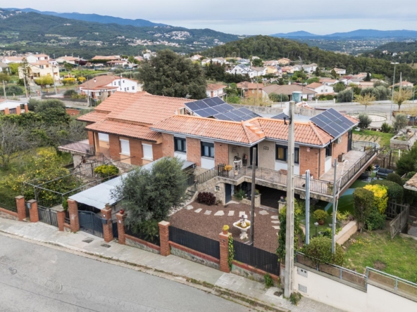 Casa autosuficiente con placas solares, piscina y vistas en Can Carreras