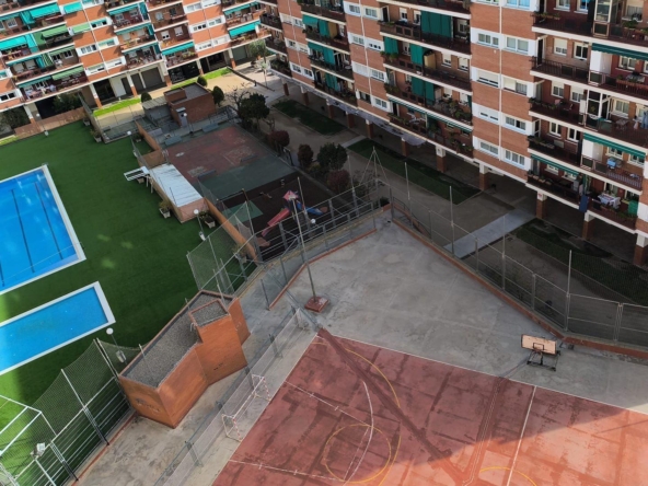 Tu oasis en Sabadell: luz, vistas a La Mola y zona comunitaria con piscina