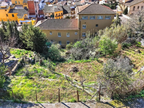 Parcela urbana céntrica con preciosas vistas