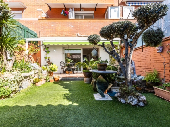 MARAVILLOSA CASA UNIFAMILIAR ADOSADA CON ESPECTACULAR JARDÍN Y GARAJE PRIVADO EN TERRASSA