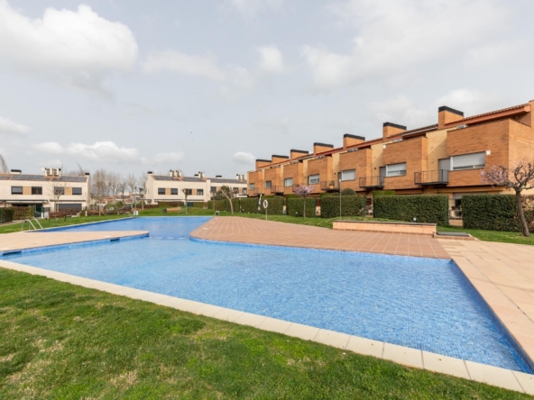 CASA CON PISCINA Y ZONA VERDE COMUNITARIA  A 15 KM DE BARCELONA